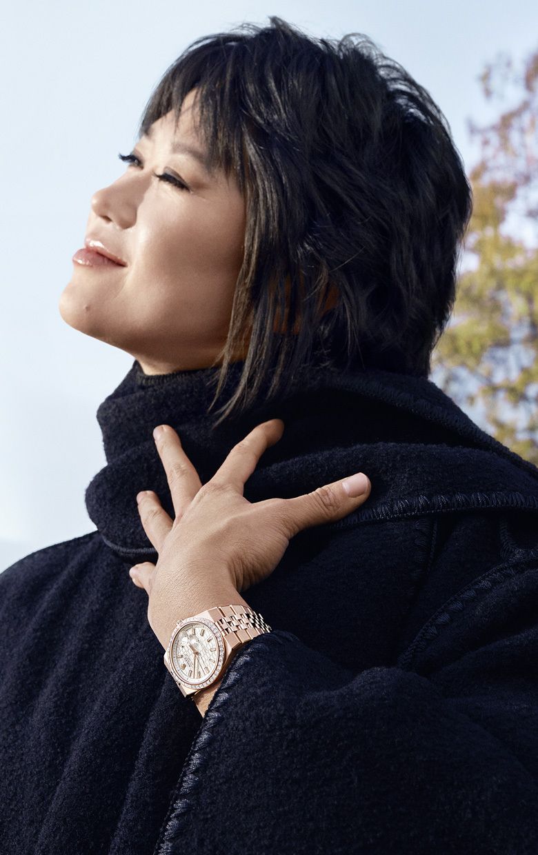 Yuja Wang mit der Uhr an ihrem Handgelenk