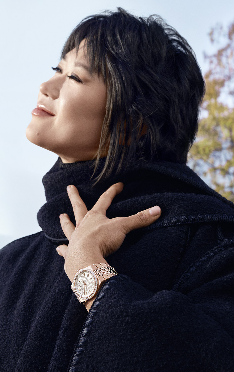 Yuja Wang mit der Uhr an ihrem Handgelenk